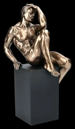 Männliche Akt Figur - Auf Monolith Sitzend