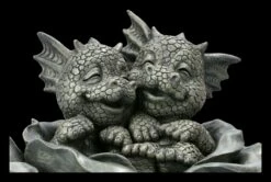 Gartenfigur - Drachen Babys In Rose -FIGUREN Verkäufe 2D FS22662 Gartenfigur Drachen Babys in Rose 15 1280x1280