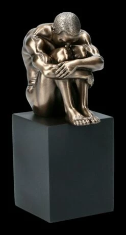 Akt Figur - Kauernder Mann Auf Monolith