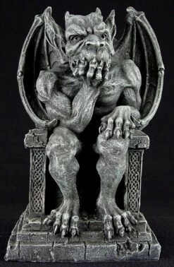 Gargoyle Figur Auf Thron
