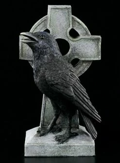 Rabe Vor Keltischem Kreuz