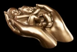 Babies In Händen - Geborgenheit