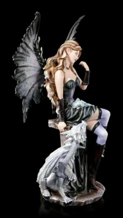 Elfen Figur Groß - Ruti Sitzend Mit Drache 14 Elfen Figur Groß - Ruti Sitzend Mit Drache -FIGUREN Verkäufe Elfen Figur Ruti Sitzend Mit Drachen 4 1280x1280