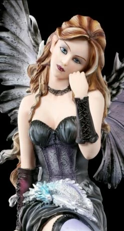 Elfen Figur Groß - Ruti Sitzend Mit Drache 16 Elfen Figur Groß - Ruti Sitzend Mit Drache -FIGUREN Verkäufe Elfen Figur Ruti Sitzend Mit Drachen 6 1280x1280