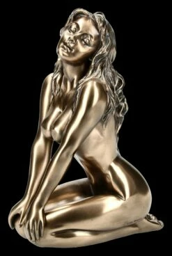 Weibliche Akt Figur Mit Händen Auf Beinen - Groß