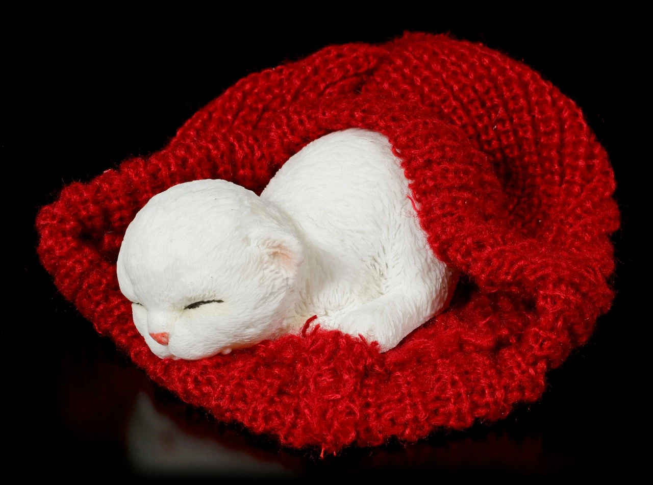 Katzen Figur Schlafend In Roter Bommelmütze 3 Katzen Figur Schlafend In Roter Bommelmütze