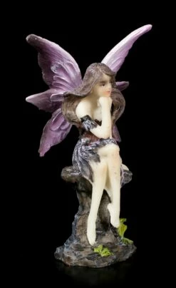 Lila Elfen Figur - Syna Sitzt Auf Steinen -FIGUREN Verkäufe Lila Elfen Figur Syna Sitzt Auf Pilz 2 1280x1280