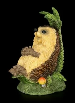 Lustige Igel Figur Sitzt Unter Farn - Endlich Urlaub -FIGUREN Verkäufe Lustiger Igel Urlaub 2 1280x1280