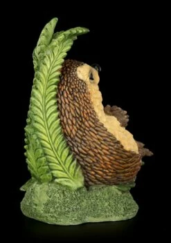 Lustige Igel Figur Sitzt Unter Farn - Endlich Urlaub -FIGUREN Verkäufe Lustiger Igel Urlaub 6 1280x1280