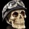 NEMESIS NOW Totenkopf - Iron Cross Mit Bikerhelm 1 NEMESIS NOW Totenkopf - Iron Cross Mit Bikerhelm -FIGUREN Verkäufe Totenkopf Bikerhelm 1280x1280